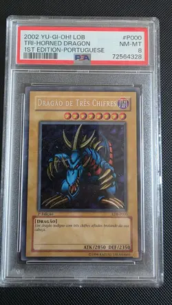 TRI-HORNED DRAGON 1ST EDITION-PORTUGUESE YU-GI-OH! LOB 2002 P000 PSA 8 - Image 1