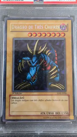 TRI-HORNED DRAGON 1ST EDITION-PORTUGUESE YU-GI-OH! LOB 2002 P000 PSA 8 - Image 2