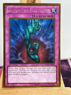 Bodenlose Fallgrube PGLD-DE069 Gold Rare Deutsch EX YUGIOH - Image 1