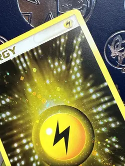Pokemon 2005 Lightning Energy 104/106 Ex Emerald Holo NM Double SWIRLS - Image 5