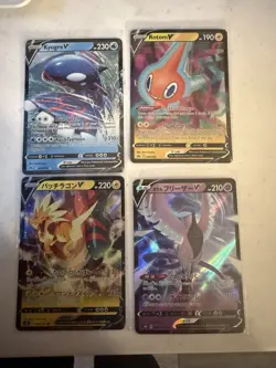 4 Random Pokemon Cards - Image 1