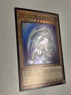 Blue-Eyes White Dragon LCKC-EN001 (Version 2) Ultra Rare Yugioh SDK Art NM - Image 2