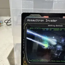 Assaultron Invader - Walking Ballista (Showcase) Universes Beyond: Fallout Foil - Image 2