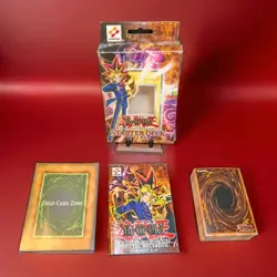Yu-Gi-Oh! Yugi 2002 Starter Deck Box, Field Card Zone, Rulebook & 72 Cards - Image 1