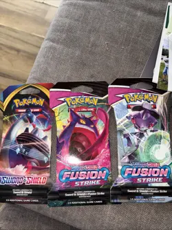 Pokemon TCG: Sword & Shield-Fusion Strike Sleeved Booster Pack - 10 Cards 820650809163 - Image 1