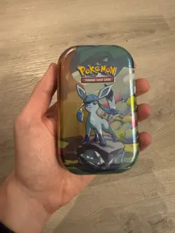 Pokemon Mini Tin Box Prismatische Entwicklungen Sealed Neu OVP Deutsch - Image 1