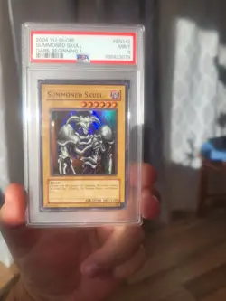 PSA 9 - YUGIOH - 2004 - DB1-EN142 - SUMMONED SKULL - SUPER RARE - Image 1