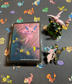 Umbreon Espeon Sleeves Mini Figure & Pin Pokemon Prismatic Evolutions Collection - Image 1