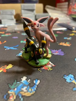 Umbreon Espeon Sleeves Mini Figure & Pin Pokemon Prismatic Evolutions Collection - Image 3