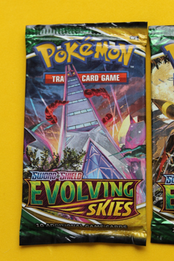 POKEMON SWORD AND SHIELD EVOLVING SKIES 4 PACKS SEALED - Image 2