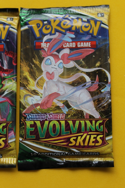POKEMON SWORD AND SHIELD EVOLVING SKIES 4 PACKS SEALED - Image 5
