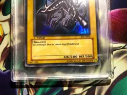 Yugioh - Rotaugiger Blauer Drache 1. Auflage Ultra Rare SDJ-G001 PSA 8 💎 - Image 5