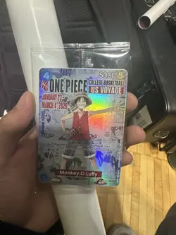 IN HAND MINT CONDITION UNOPENED One Piece College Basketball US VOYAGE card - Image 1