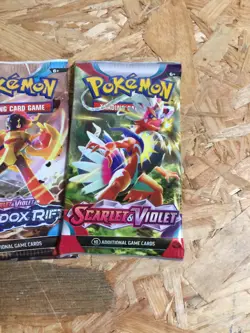 Pokemon: 4 Booster Bundle Vivid voltage, Darkness Ablaze, Paradox Rift, Scarlett - Image 3