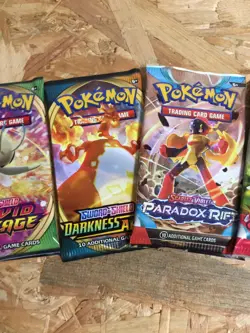 Pokemon: 4 Booster Bundle Vivid voltage, Darkness Ablaze, Paradox Rift, Scarlett - Image 5