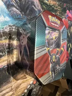Pokemon TCG v Heroes Tin Umbreon V - Image 1