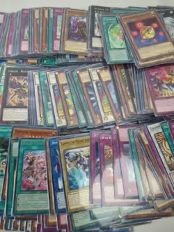 900+, 99% Sleeved NM Yugioh Mixed Cards Lot w Commons & More, Some 1st Editions - Image 1