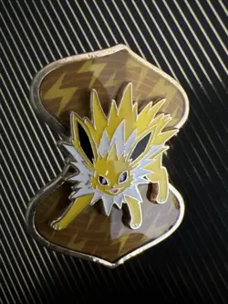 Jolteon Pin Pokemon TCG Jolteon VMAX Premium Collection - Image 1