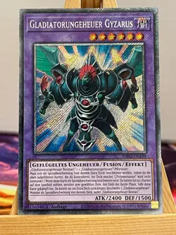 Gladiatorungeheuer Gyzarus RA03-DE198 Platinum Secret Rare Deutsch NM YUGIOH - Image 1