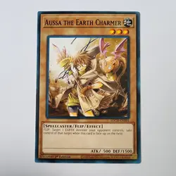 Aussa the Earth Charmer - SDCH-EN001 - NM - 1st Ed - Common - Yugioh - Image 1