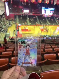 IN HAND MINT CONDITION UNOPENED One Piece College Basketball US VOYAGE card - Image 1