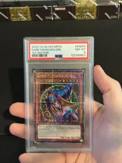 2024 YU-GI-OH! MP24-25TH ANV TIN: DUELING MIRRORS DARK MAGICIAN GIRL PSA 8 - Image 3