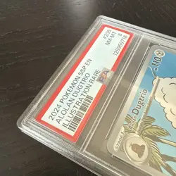 ALOLAN DUGTRIO #208 2024 POKEMON SSP EN PSA 8 SURGING SPARKS - Image 4