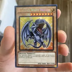 Blue-Eyes White Dragon BLMM-EN001 Battles of Legend: Monster Mayhem 1st Edition - Image 1