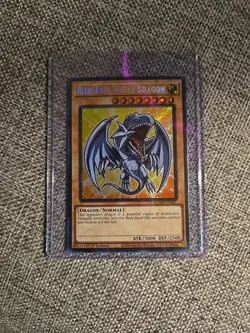 Blue-Eyes White Dragon BLMM-EN001 Battles of Legend: Monster Mayhem 1st Edition - Image 1