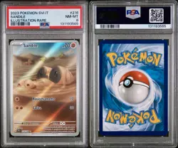 POKEMON PSA 8 SANDILE ILLUSTRATION RARE 216/198 SCARLATTO e VIOLETTO ITALIANO - Image 3