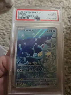 Pokemon TCG Horsea 067/064 Shrouded Fable Holo Illustration Rare PSA 10 - Image 1