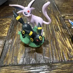 Pokemon TCG - Prismatic Evolutions Figure Collection, Pin and Figurine - Image 3