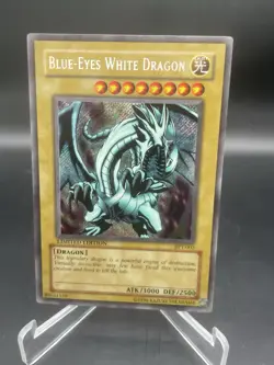 Blue-Eyes White Dragon BPT-003 - Yu-Gi-Oh! 2002 Collector’s Tin MP - Image 1