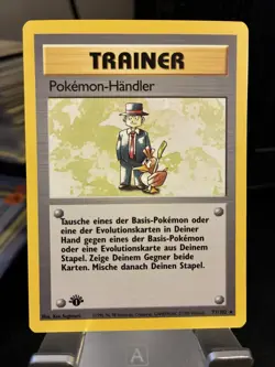 POKEMON-HANDLER UNPLAYED 1999 GERMAN POKEMON 1ST ED BASE SET RARE TRAINER 77/102 - Image 1