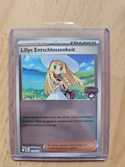 "STAFF" exklusive Pokemon TCG "Lillys Entschlossenheit" Promo Karte, NM/M - DE - Image 1