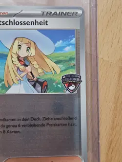 "STAFF" exklusive Pokemon TCG "Lillys Entschlossenheit" Promo Karte, NM/M - DE - Image 2