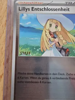 "STAFF" exklusive Pokemon TCG "Lillys Entschlossenheit" Promo Karte, NM/M - DE - Image 3