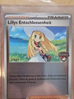"STAFF" exklusive Pokemon TCG "Lillys Entschlossenheit" Promo Karte, NM/M - DE - Image 4