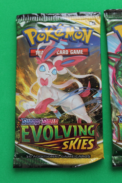 POKEMON SWORD AND SHIELD EVOLVING SKIES 2 PACKS SEALED - Image 2