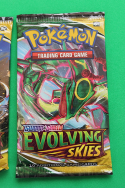 POKEMON SWORD AND SHIELD EVOLVING SKIES 2 PACKS SEALED - Image 3