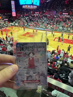 IN HAND MINT CONDITION UNOPENED One Piece College Basketball US VOYAGE card - Image 1