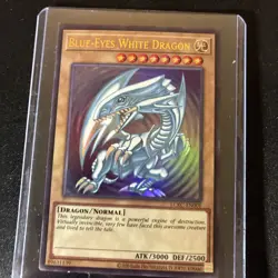 Blue-Eyes White Dragon LCKC-EN001 (Version 2) Ultra Rare Yugioh SDK Art NM - Image 2