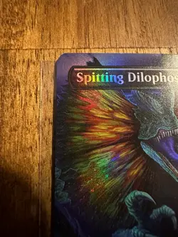 MTG Spitting Dilophosaurus (Borderless) (FOIL) Universes Beyond: Jurassic World - Image 3