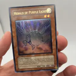 Herald of Purple Light (UTR) EOJ-EN019 Enemy of Justice 1st Edition - Image 1