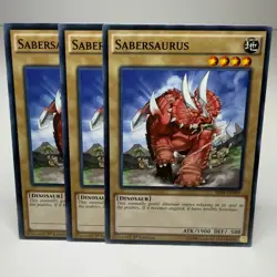 3x Yugioh Sabersaurus SR04-EN004 Common - LP-NM 💎 - Image 1