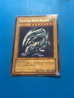 YUGIOH Ultra Rare Blue-Eyes White Dragon SDK-E001 PLAYED - Image 1