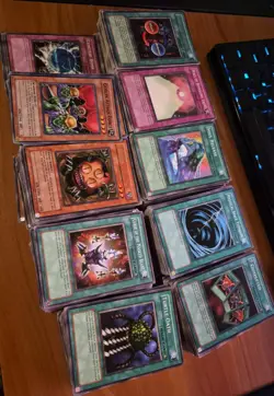 900+ Pre 2007 Yu-Gi-Oh Card Lot - Mostly commons, some 1st editions - Image 1