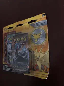 Pokemon Legendary Birds Blister Pack with 3 Booster Packs and a Pin - Zapdos XY - Image 4