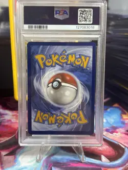 2024 Pokemon SSP en Alolan Dugtrio 208 Surging Sparks Illustration PSA 8 - Image 2
