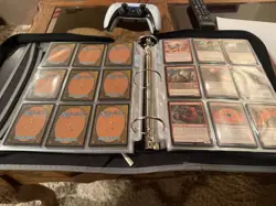 Magic: the Gathering Lot Ikoria: Lair of the Behemoths Binder - Image 1